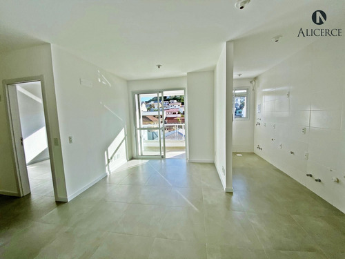 Apartamento 2 Dormitórios Em Coqueiros! - 2492