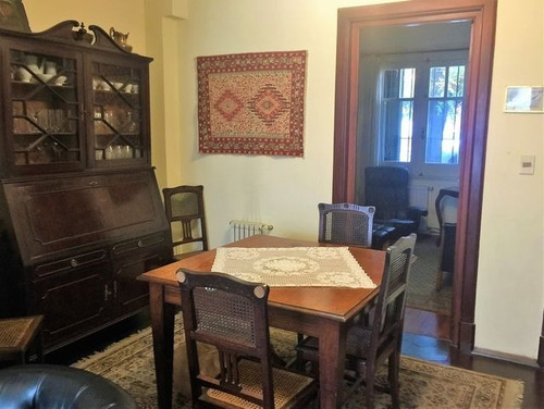 Imagen 3 de 15 de En Uno De Los Mejores Barrios De Montevideo. Casa Muy Cálida De Excelente Carpintería Y Materiales.