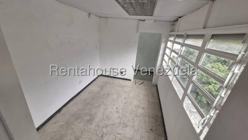 En Alquiler Excelente Oficina Ideal Y Funcional En La Urbina