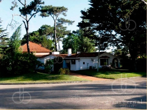 Imagen 2 de 15 de Punta Del Este, Mansa , Chalet De 4 Dormitorios Y Piscina- Ref: 43281