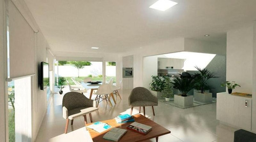 Imagen 2 de 6 de Casa En Venta En Docta. 2 Dormitorios, Doble Cochera Y Galería Con Asador. Recibe Menor.