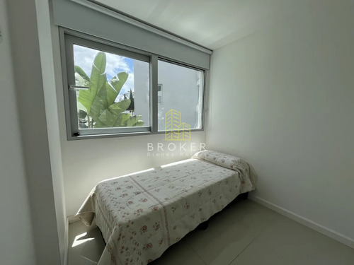 Venta Apartamento Primera Linea Mansa Frente Al Mar Con Parrillero Propio. Punta Del Este Uruguay
