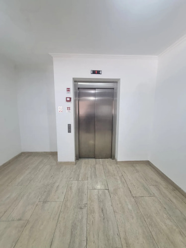 Edificio De 3 Pisos Con Locales Comerciales En Arriendo.