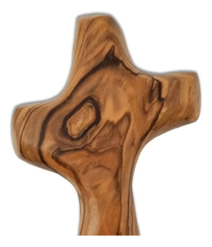 Rezando Con Cruz En Mano Cruz De Madera De Olivo Tierrasanta