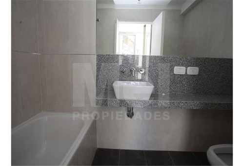 Alquiler 2 Amb, Dormitorio En Suite, Toilette Y Balcón.