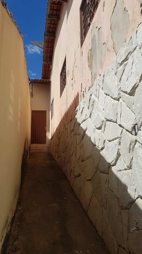 Imagem 2 de 9 de Casa Com 3 Quartos Sendo Uma Suíte, Porão E Garagem