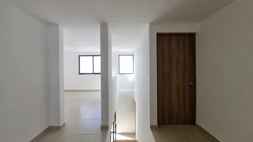 Casa En Venta En El Refugio, 3 Recámaras, 2.5 Baños, Alberca, Seguridad, Lujo!
