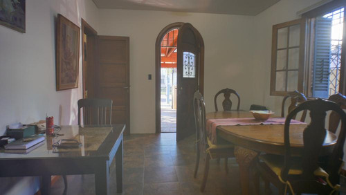 Chalet Estilo Inglés De 3 Dorm. Banfield Este.