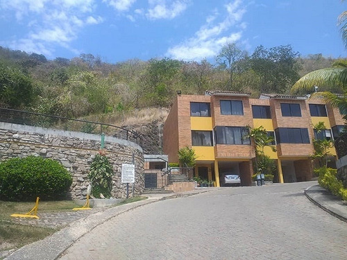 Town House De 3 Plantas En La Urb. Lomas Del Este, Conjunto Residencial. Lomas Altos