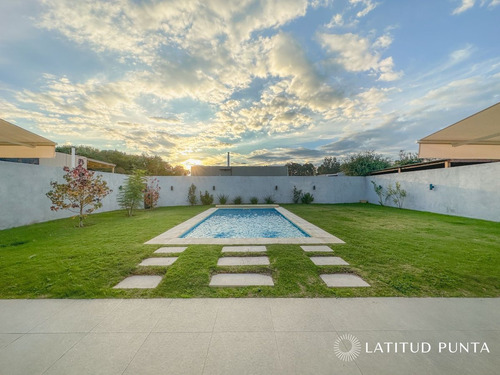 Imagen 7 de 30 de Casa Con Vista A Laguna Del Diario, 3 Dormitorios Más Dependencia Y Piscina