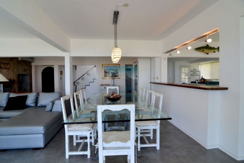 Exclusiva Casa Sobre La Playa De Solanas. Excelentes Vistas, Piscina Y Parrillero Con Vista Al Mar. - Ref: 5678