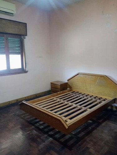 Casa En Venta - 3 Dormitorios 1 Baño - Cochera - 240mts2 - Lanús