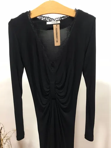 Vestido Negro Awada Con Puntilla Escote V Y Frunce Talle 2 (Usado)