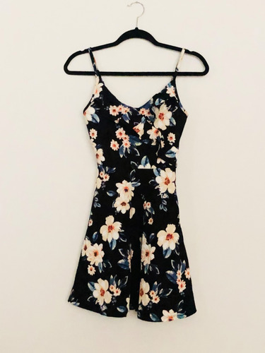 Vestido Corto Negro Con Flores Y Olanes Forever 21