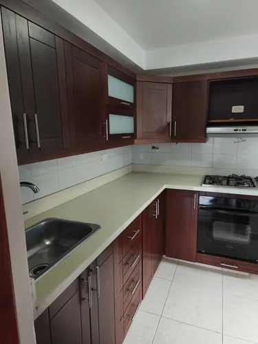 Vendo Apartamento Con Excelente Ubicación En La Parte Baja De La Loma De Los Bernal.