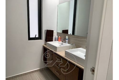 Imagen 26 de 30 de Moderna Casa Con Doble Altura