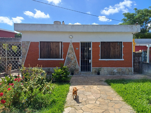 Casa 3 Dormitorios , Baño , Cocina , Comedor , Frente, Fondo