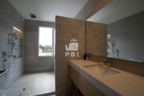 Venta De Casa En Barrio Privado Campo Brava - Ref : Pbi13587