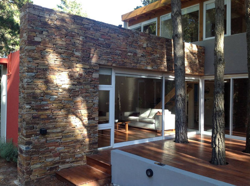 Imagen 8 de 15 de Bosque De Mar Azul - Hermosa Casa De Diseño En El Corazón Del Bosque De Mar Azul
