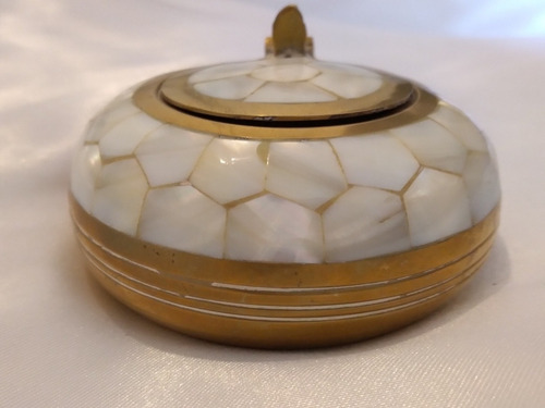 Cenicero De Mano De Nacar Y Bronce. Diametro 9 Cm, Alto 4.5 (Usado)