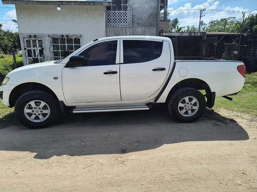 Mitsubishi L200 2.4 Cabina Doble 4x2 Mt