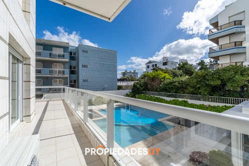 Apartamento De 3 Dormitorios En Playa Brava, Primera Linea