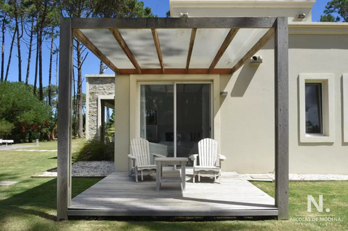 En Alquiler Casa De 4 Dormitorios, Con Multiples Comodidades En Laguna Blanca.