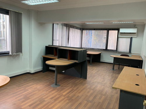 Imagen 15 de 21 de Oficina Centro Histórico De Santiago Con Mobiliario