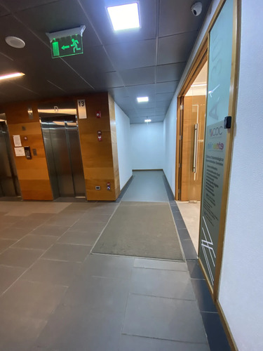 Oficina Moderna Y Funcional Con Equipamiento.