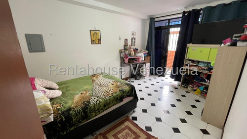 Cómoda Y Acogedora Casa De Múltiples Niveles En Venta Ubicada En La Trinidad 25-17807