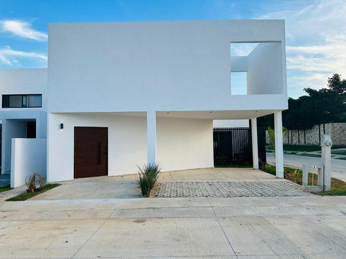 Casa En Venta En Privada Zentura, Cholul, Merida, Yucatan
