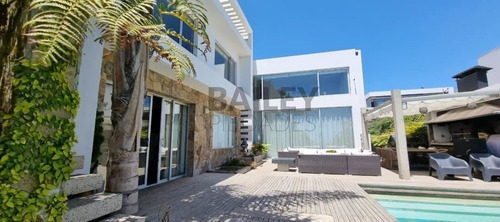 Casa En Venta De 6 Dorm. En Concón