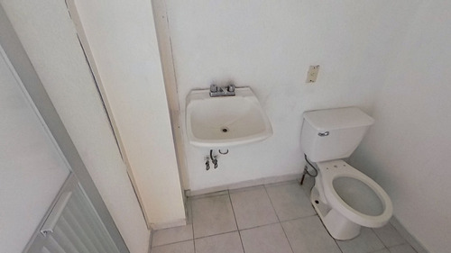 Edificio De Oficinas En Zona Comercial