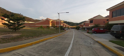Imagen 4 de 13 de Johanna Castillo Vende 04145951217 Th En Lomas Del Country