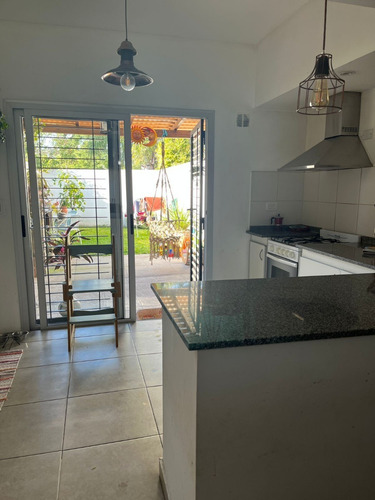 Imagen 3 de 9 de Impecable Duplex 3 Amb Con Jardin Y Cochera