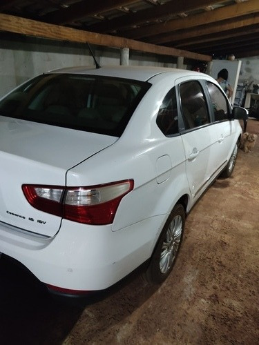 Imagem 3 de 12 de Fiat Grand Siena 2013 1.6 16v Essence Flex 4p