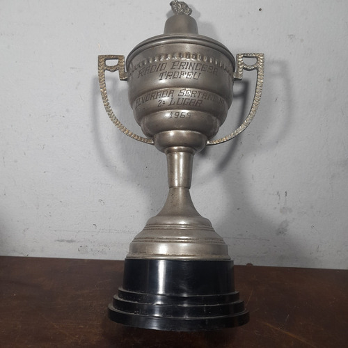 Imagem 1 de 10 de Troféu Antigo Metal Ferro Folheado Prata 1969 Marcas De Uso