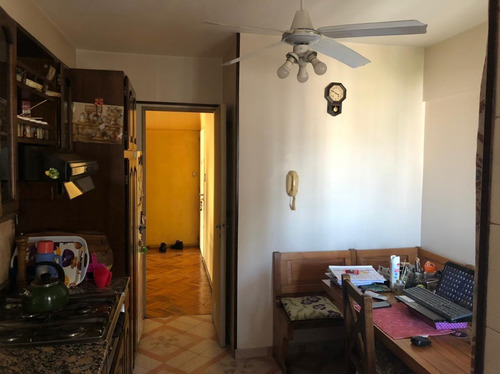 Imagen 2 de 14 de Amplio Departamento 5 Ambientes Al Frente Con Balcón - Coche
