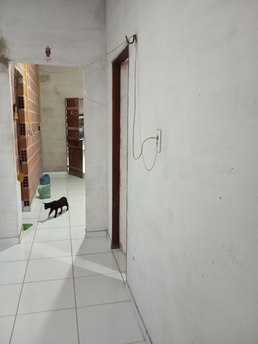 Pequeno Sítio Com Uma Casa De Dois Quartos, Sala, Cozinha