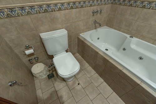Casa 4 Ambientes Con Parque Y Cocheras