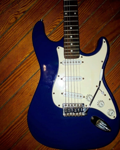 Super! Guitarra Stratocaster Kansas + Funda Permuto
