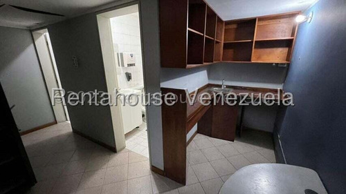 En Venta Local Comercial. - Urb. Chacao.