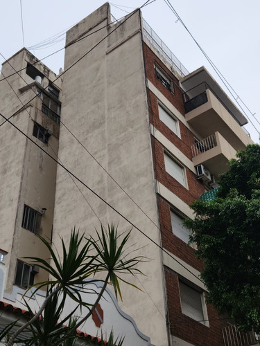 Alquiler Departamento Muy Amplio A Metros De Av. Rivadavia 