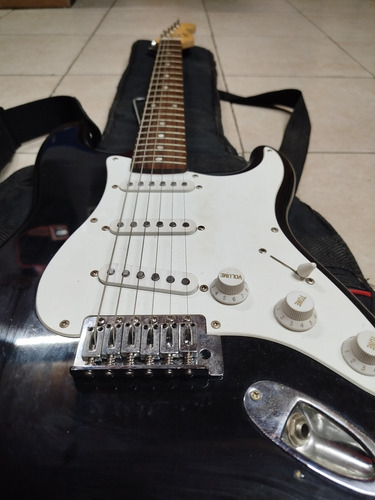 Guitarra Eléctrica Squier By Fender Stratocaster Y Parlante Diestro Negro Laurel Indio