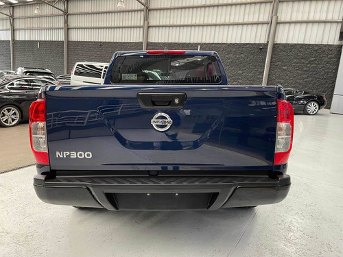 Imagen 3 de 13 de Nissan Np300 Frontier 2019 2.5 Xe Aa Paquete De Seguridad Mt