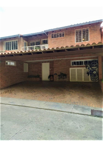 Townhouse En Venta - Urb. Loma Linda