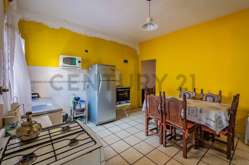 Casa De 3 Ambientes Con Jardín, Patio Y Terraza Lote Propio En Sarandí