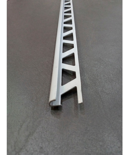 Imagen 1 de 5 de Perfil De Aluminio 08x2440mm Pcca Gris Zocalis