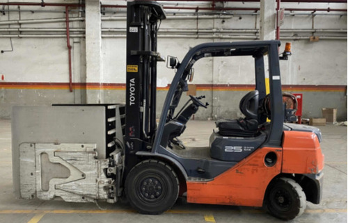 Imagen 16 de 25 de Autoelevador Toyota Fg25 Con Clamp Cascade 2012 Envio A Pais