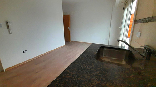Departamento De Tres Ambientes Con Cochera En Almagro.